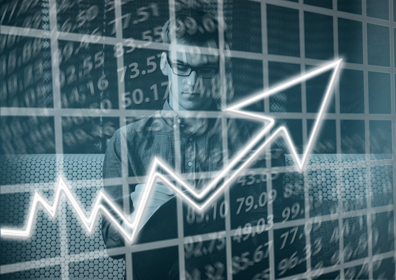 Crescimento financeiro com seta verde